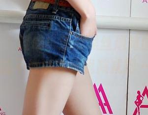 3Agirl – 哇哦！珊珊黑丝翘臀图集更新，能不能请它给我减减肥……