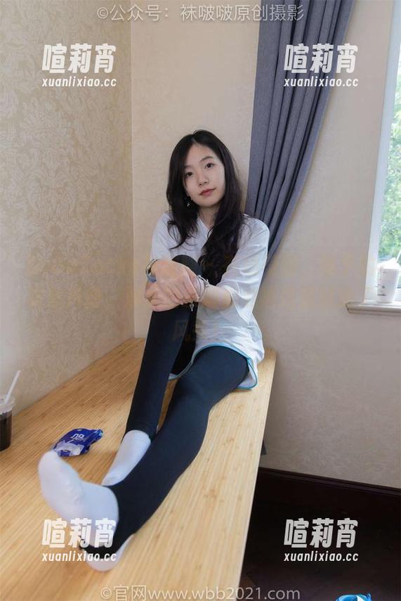 BoBoSocks袜啵啵-稚予 BoBoSocks袜啵啵 - 在线美图,稚予的花絮片段,淋水的乐趣都要被这双鞋抢了风头!