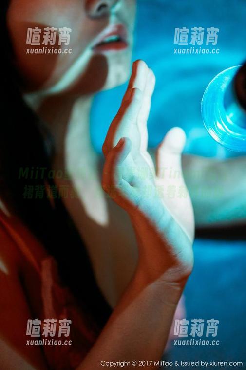 MiiTao蜜桃社 - 和缇娜美Tinami的白裙背道而驰，精选写真却透着刺耳的甜