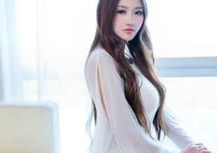 TuiGirl推女郎 – 又是胡允儿的连衣裙更新，为什么我总在想“那彩色的印花很值得拥有”？