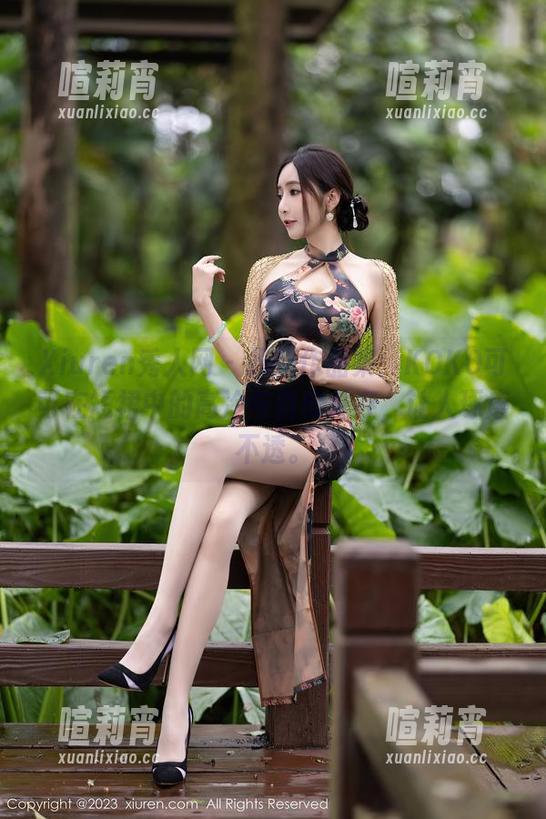 Xiuren秀人网-KOKO可可 Xiuren秀人网 - 最新作品集:KOKO可可在短裙中的高冷与俏皮并存,让人琢磨不透。
