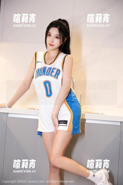Xiuren秀人网-周于希Sally Xiuren秀人网 - 周于希Sally的私拍:黑丝美腿,腿长不怕你抢镜哦!