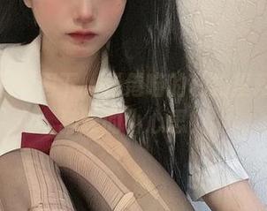 在红裙的包围下，倦倦喵的私拍里藏着多少猫咪的小心思？