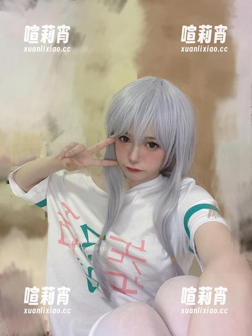 倦倦喵和她神奇的短裤，高清写真中每个角度都散发着“让我看”的强烈信号。