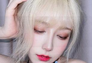 啾小妍Deer说：“长腿+最新cos=我才是真正的翘”！