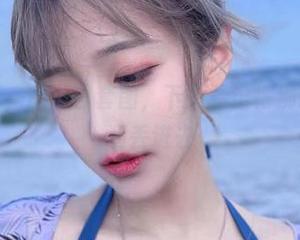 啾小妍带来的夏日套图，下载后记得别把草裙舞装丢进去