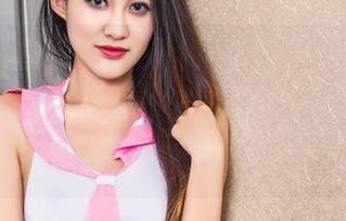 头条女神 – “私拍里的苏菲菲，镂空的心事藏哪儿了？”：是沉默，还是低声细语？每个洞都是她的秘密。