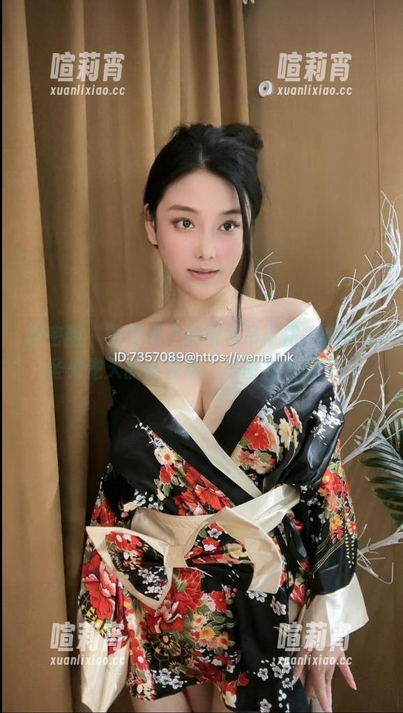 微密圈 - 奶雯身上的银色吊带裙，有种无圣光逆天的既视感，美图发人深思。