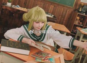 在安曜曜的写真图集中，教室就像个小舞台，藏满了小秘密！