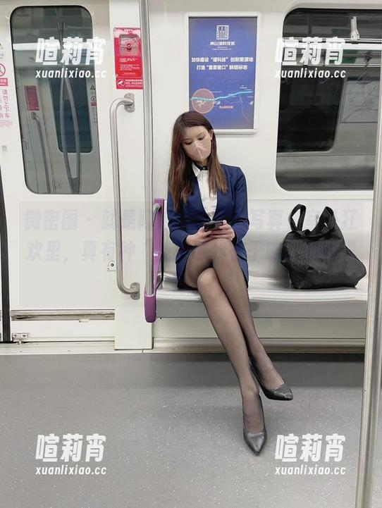就是阿朱啊 微密圈 - 就是阿朱啊的全套写真,室外狂欢里,真有种“我是谁我在干嘛”的恍惚感。