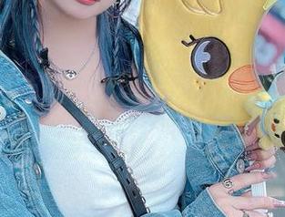 月城委员会披上制服，图片太抓眼，分享的时候能不能加点肉啊？
