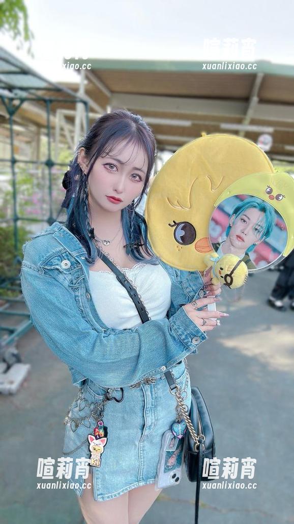 月城委员会披上制服，图片太抓眼，分享的时候能不能加点肉啊？
