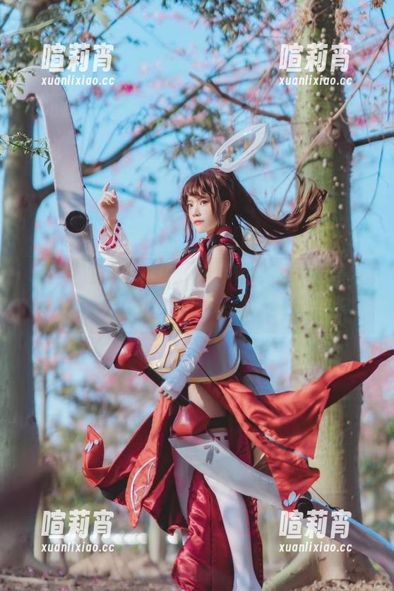 写真新作，桜桃喵红裙，配合背景真是不小心就造了个反差萌。