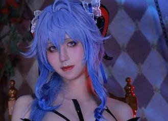 看这张桜满三时的高清作品，白色实在是个大胆选择啊！