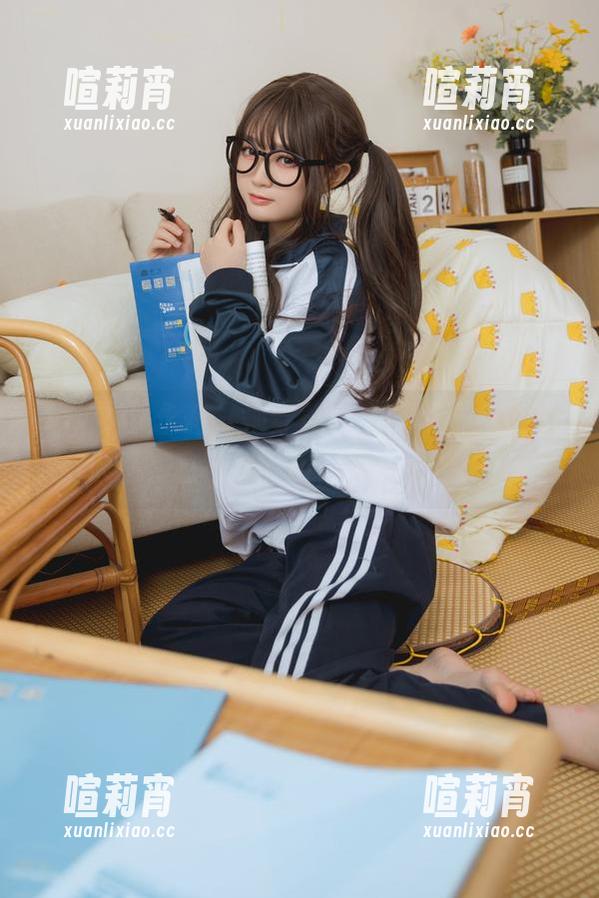 神沢永莉 瞧瞧神沢永莉,她穿黄色吊带睡衣兔兔,水果气息跃然而出,太迷人了吧!
