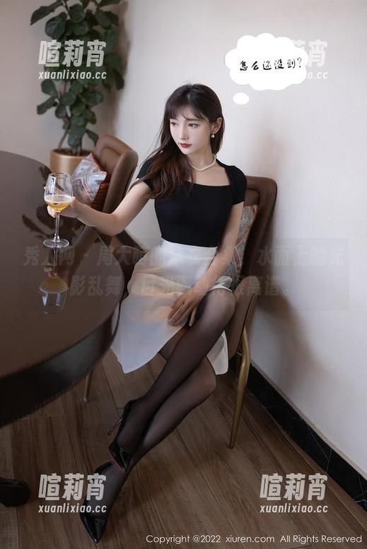 秀人网-周大萌 秀人网 - 周大萌的泳衣合集,水面上的光影乱舞,目光飘动得很离谱。