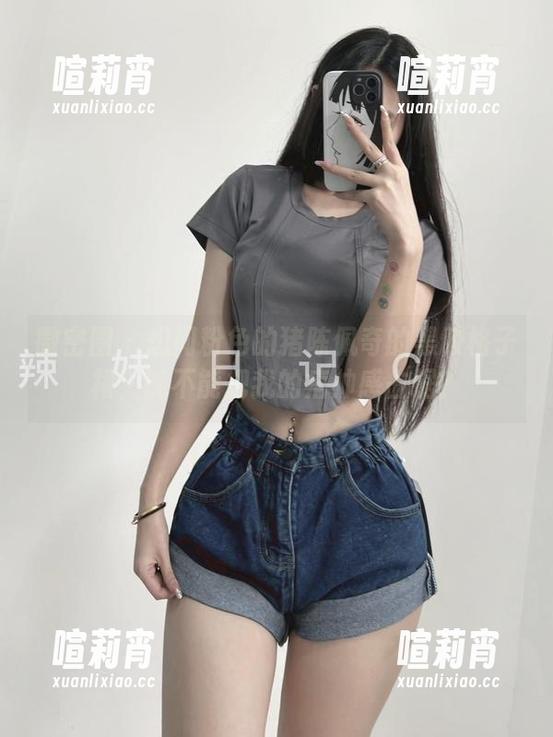粉色的猪陈佩奇 微密圈 - 想问粉色的猪陈佩奇的黑胶格子裙,能不能把我的痞帅感占据?