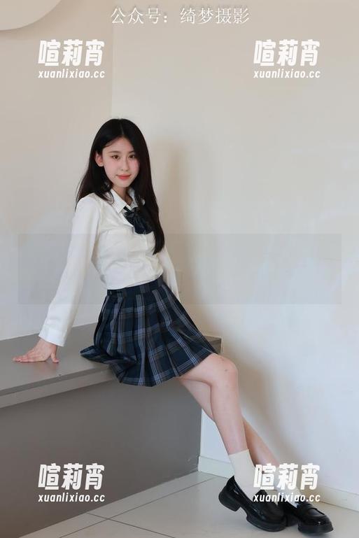绮梦摄影 - 精选短裤，章章用奇怪的姿势演绎了‘夏天的求生法则’！