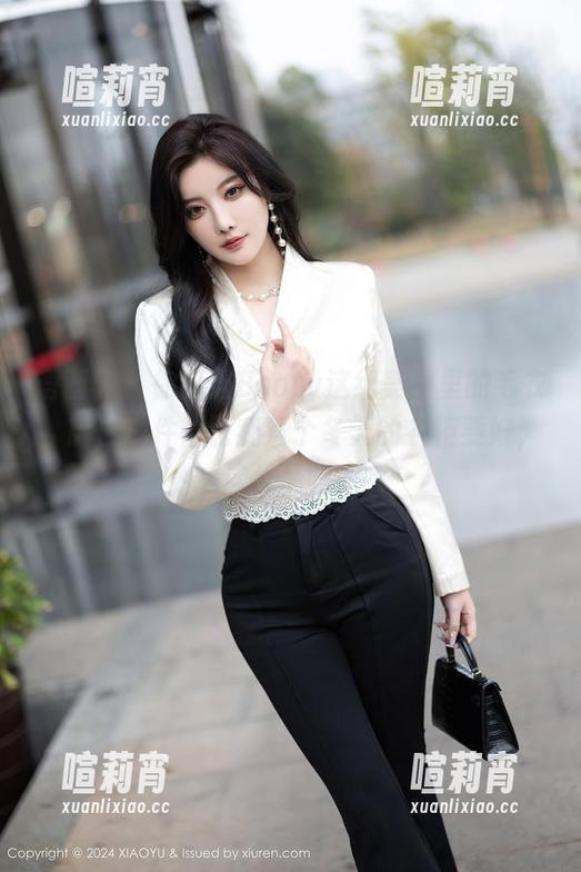 语画界-徐莉芝Booty 语画界 - 徐莉芝Booty这组美图里的毛衣,随便一件都比我整个冬天的衣柜要好,这公平吗?