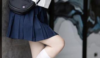 语画界 – 看到章芃芃的泳池原图后，我决定把游泳圈抱回家！