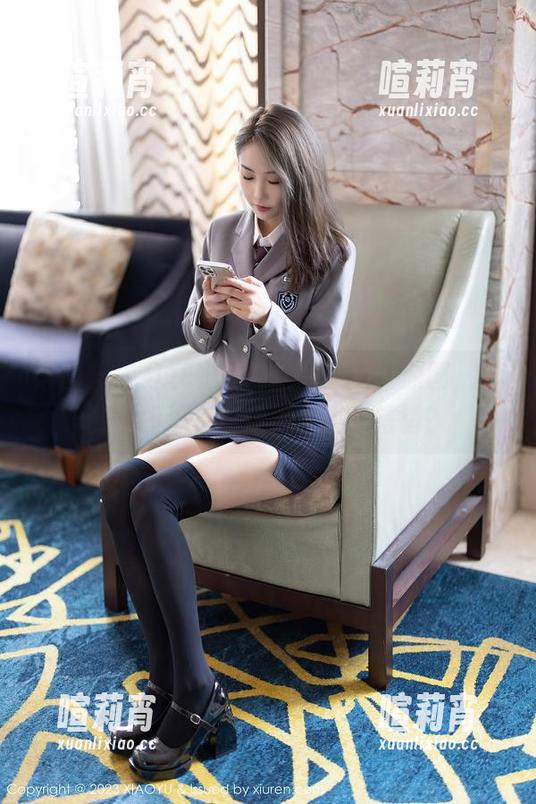 语画界-雅雯 语画界 - 分享雅雯的这张连衣裙原图,帮我分析这色彩是不是故意搭错?