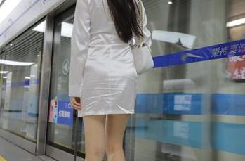 魔镜街拍 – 婷婷的午后：包臀灰裙，图里居然还藏个薄丝OL美女？